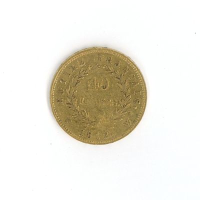 l'image d'une pièce d'or posée sur une surface blanche
