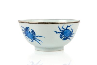 un bol bleu et blanc orné d'un motif représentant un crabe