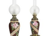 une paire de lampes anciennes en verre ornées de motifs floraux