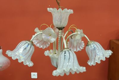 un lustre composé de fleurs en verre suspendu au plafond