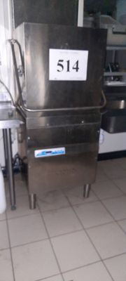 une photo d'un lave-vaisselle en acier inoxydable dans une cuisine professionnelle