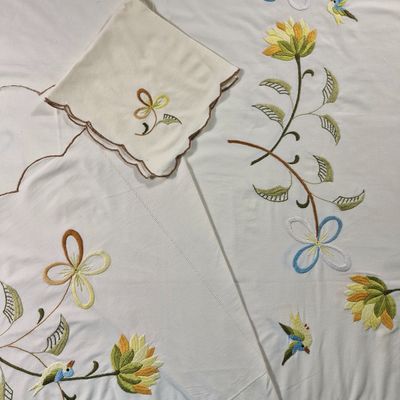 un drap blanc orné d'un motif floral