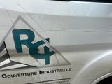 un gros plan d'une voiture sur laquelle est collé un autocollant
