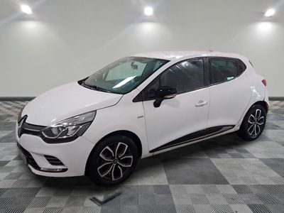 la voiture blanche est garée sur un sol en damier dans le garage