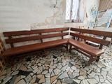 un banc en bois et un banc en bois dans une pièce