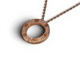 un gros plan d'un collier suspendu à une chaîne sur fond blanc