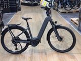 un vélo posé par terre dans un magasin