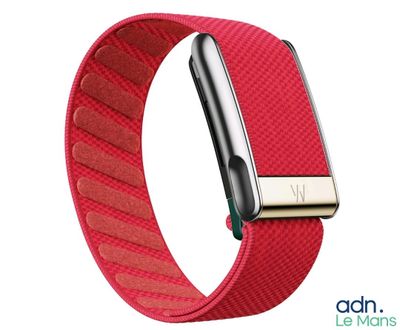 un gros plan sur un bracelet rouge d'une montre connectée