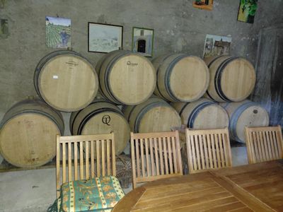 de nombreux fûts en bois empilés contre le mur derrière une table