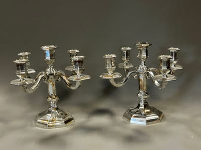 paire de candélabres plaqués argent avec des bougeoirs sur socle