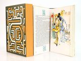 un livre ouvert sur lequel figure une femme