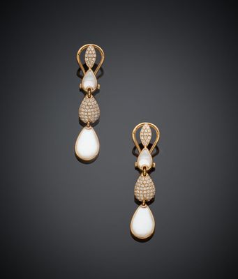 une paire de boucles d'oreilles en or et en nacre