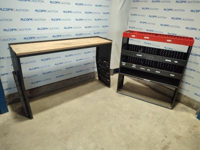 deux bureaux dans une pièce, avec un mur derrière eux