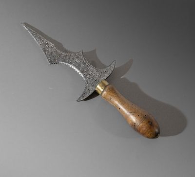 a knife that is laying on a table