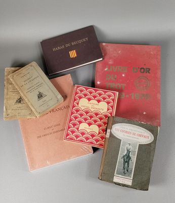 plusieurs livres sont empilés sur une table