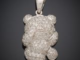 Pendentif ours en peluche plaqué argent, orné de cristaux transparents sur fond noir