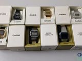 six boîtes de montres Casio posées sur une table blanche