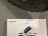 un pneu de vélo et un chargeur posés par terre