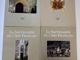 quatre livres exposés sur une étagère dans une pièce