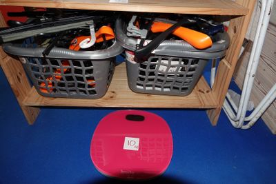 deux paniers d'outils posés sur une étagère dans une pièce