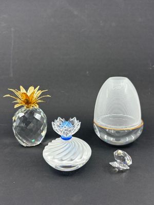 trois vases en verre placés les uns à côté des autres
