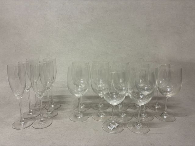 Lot de 12 verres à eau et 6 flûtes à champagne en cristal 