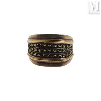 une photo d'une bague en or sertie de diamants noirs
