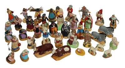 de nombreuses figurines de différentes tailles et couleurs sont exposées