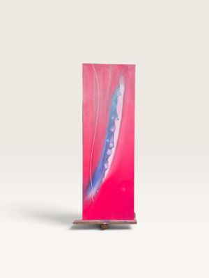 tableau abstrait aux couleurs rose, bleu et blanc, posé sur un chevalet en bois