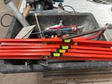de nombreux outils qui traînent dans une boîte posée par terre