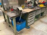 un établi avec des outils dans un garage