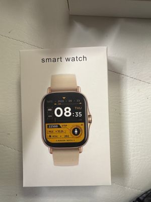 une boîte posée sur une table, sur laquelle se trouve une montre connectée