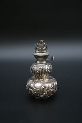 une théière ancienne en argent, avec un couvercle et une anse