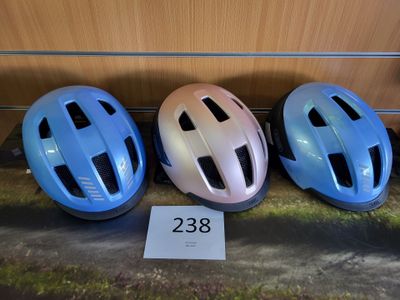 trois casques sont alignés les uns à côté des autres sur une table