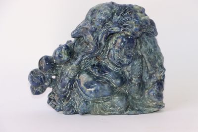 une petite statue représentant une femme tenant un bébé dans ses bras