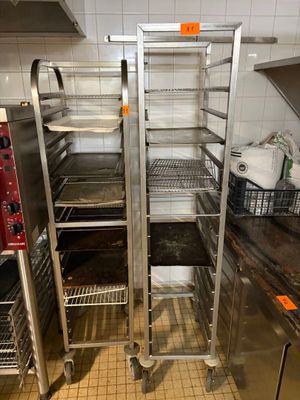 les nombreux rayonnages remplis de provisions qui se trouvent dans la cuisine