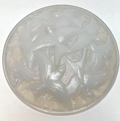 une plaque de verre ornée d'un motif, posée sur une table