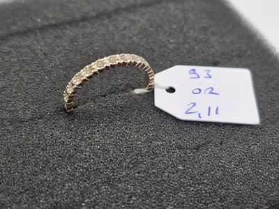 une photo d'une bague en or surmontée d'un diamant