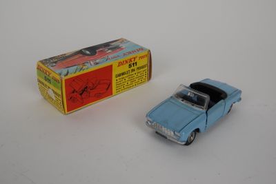 une petite voiture bleue et une boîte posées sur une surface blanche