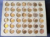 une planche en bois sur laquelle sont posées de nombreuses pièces de monnaie