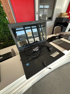 un ordinateur portable posé sur le bureau d'une entreprise