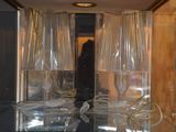 une vitrine contenant de nombreux objets en verre