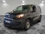 la photo d'une camionnette noire garée dans un garage
