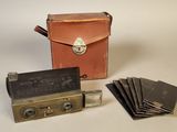un étui en cuir marron et un jeu de cinq cartes