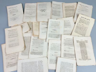 une pile de vieux livres sur une table
