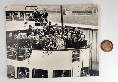une vieille photo montrant un groupe de personnes debout sur le pont d'un bateau