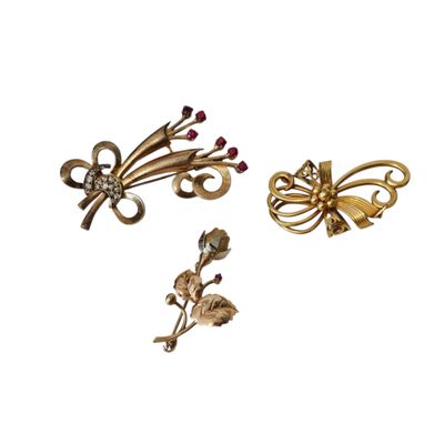 trois broches de couleur or ornées de fleurs et de feuilles
