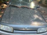une voiture sale garée sur le bord de la route
