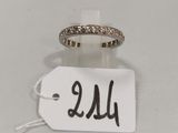 Gros plan sur une bague avec une étiquette de prix.