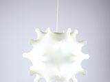 une lampe blanche suspendue au plafond